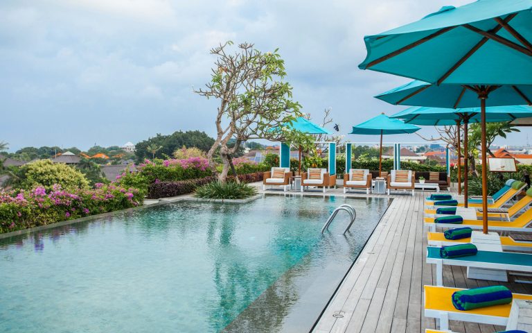 Rooftop Pool – 6 Weekly Deal - Infinity rooftop pool surrounded by lounge chairs and modern stylist